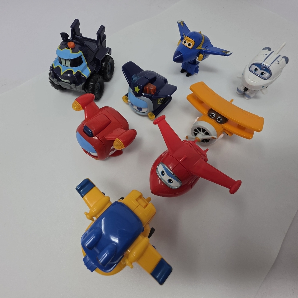 Super Wings 7 piece set of toy vehicles Extra Truck Lights Up 3 Takes Batteries